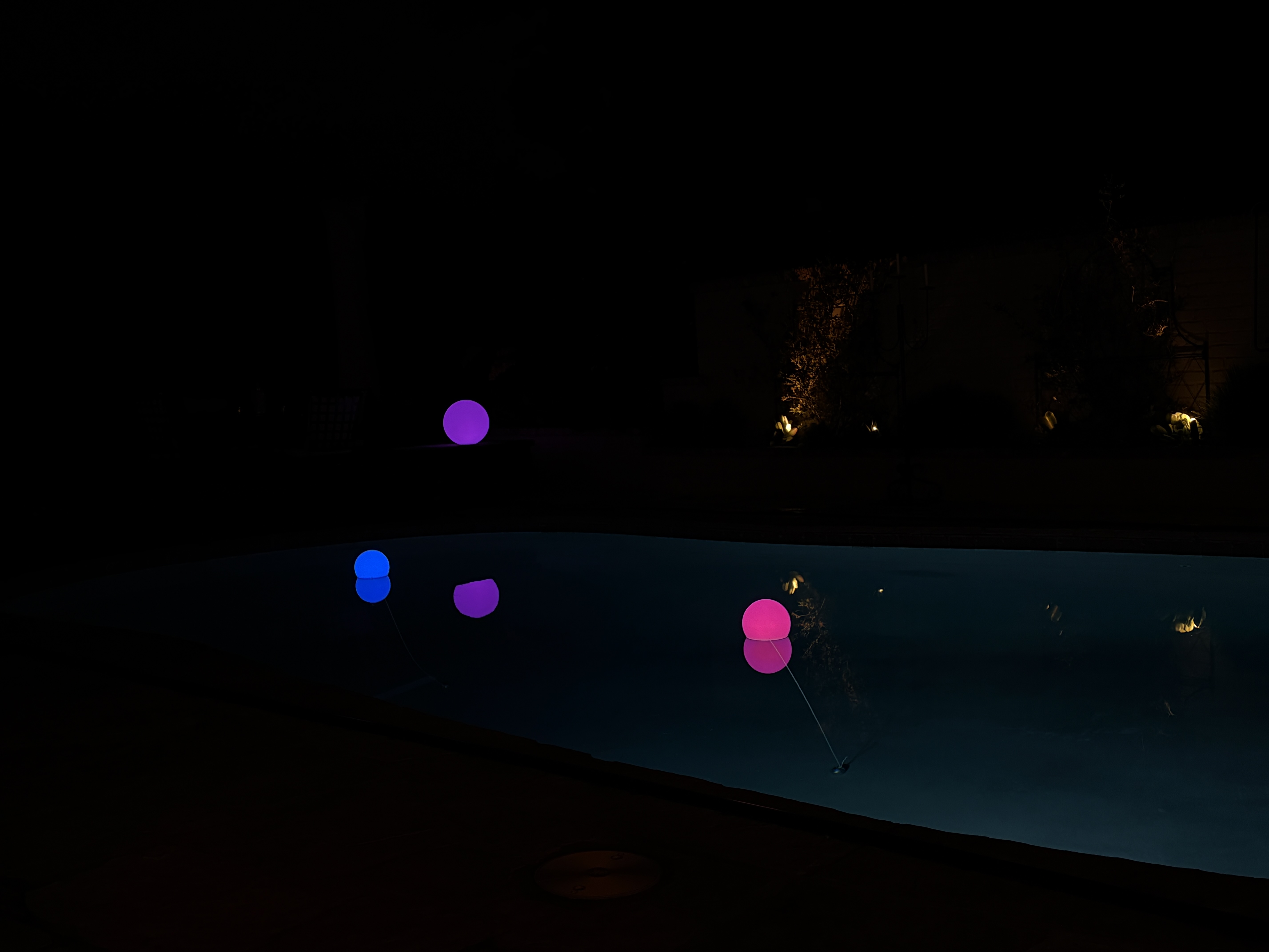 Blurred pool ball lighting detail